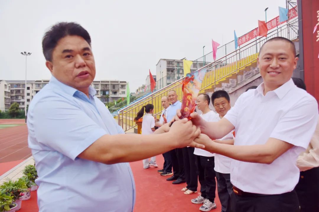 學校領(lǐng)導為獲獎老師頒獎.jpg