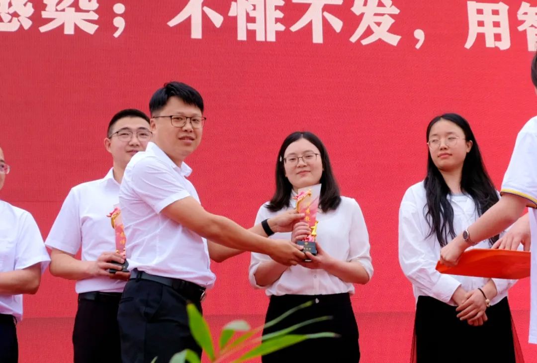 學校領(lǐng)導為獲獎老師頒獎2.jpg