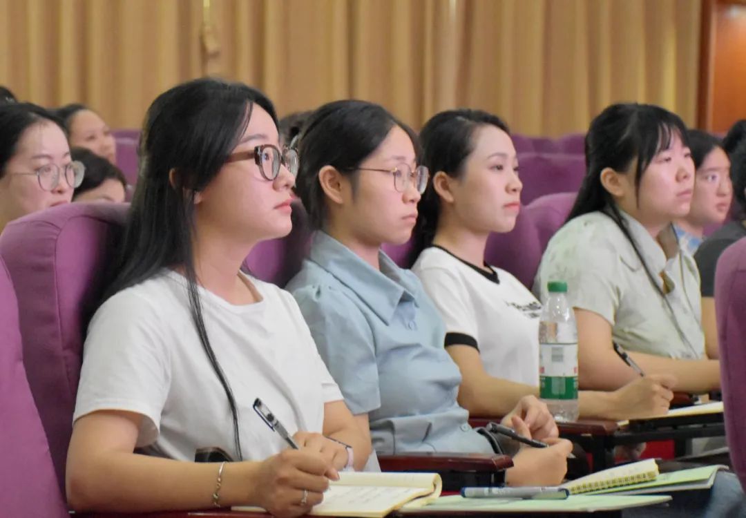 參訓(xùn)教師認(rèn)真聆聽(tīng)、記錄.jpg