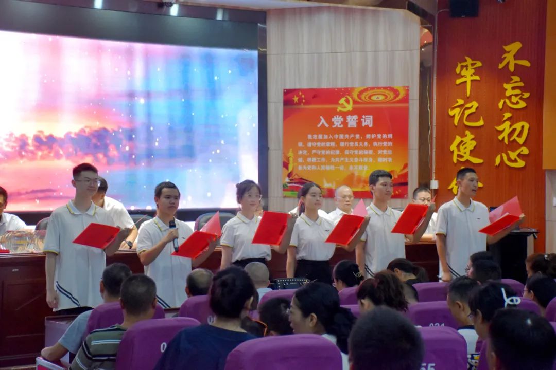 學(xué)生代表們表演節(jié)目.jpg