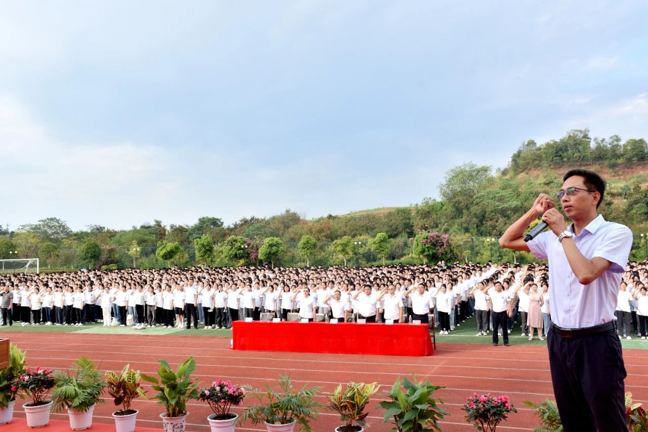 蔣國紅帶領(lǐng)高中校區(qū)師生進行了新學(xué)期宣誓.jpg
