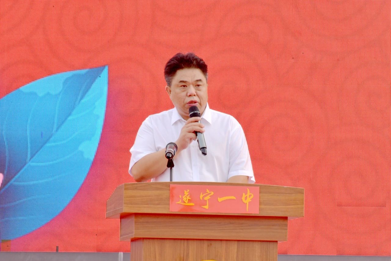 學(xué)校黨委副書記、校長鄧再兵宣布表彰名單.jpg